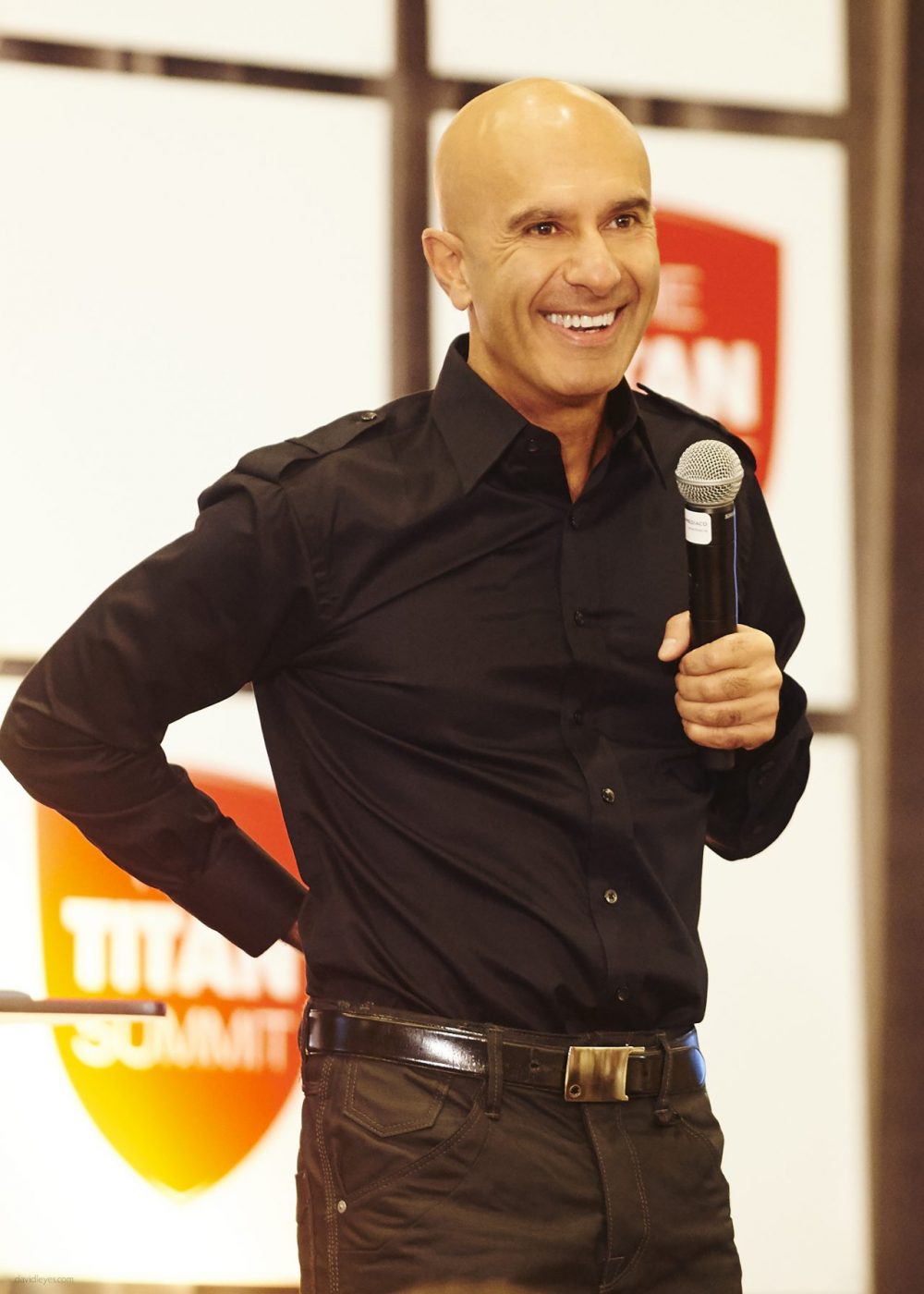 Robin Sharma nổi tiếng với cuốn sách The Monk Who Sold His Ferrari,
